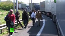 Calais : des migrants essaient de se cacher dans des camions se dirigeant vers le Royaume-Uni