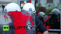 Des militants armés de sacs de peinture défigurent le bureau de représentation de l’UE à Athènes