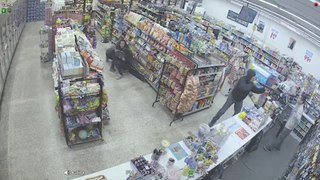 Deux voleurs dans un magasin arrête un braqueur