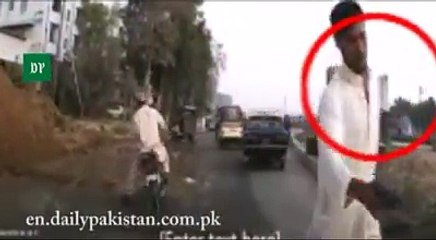 Street robbery caught on camera in Karachi