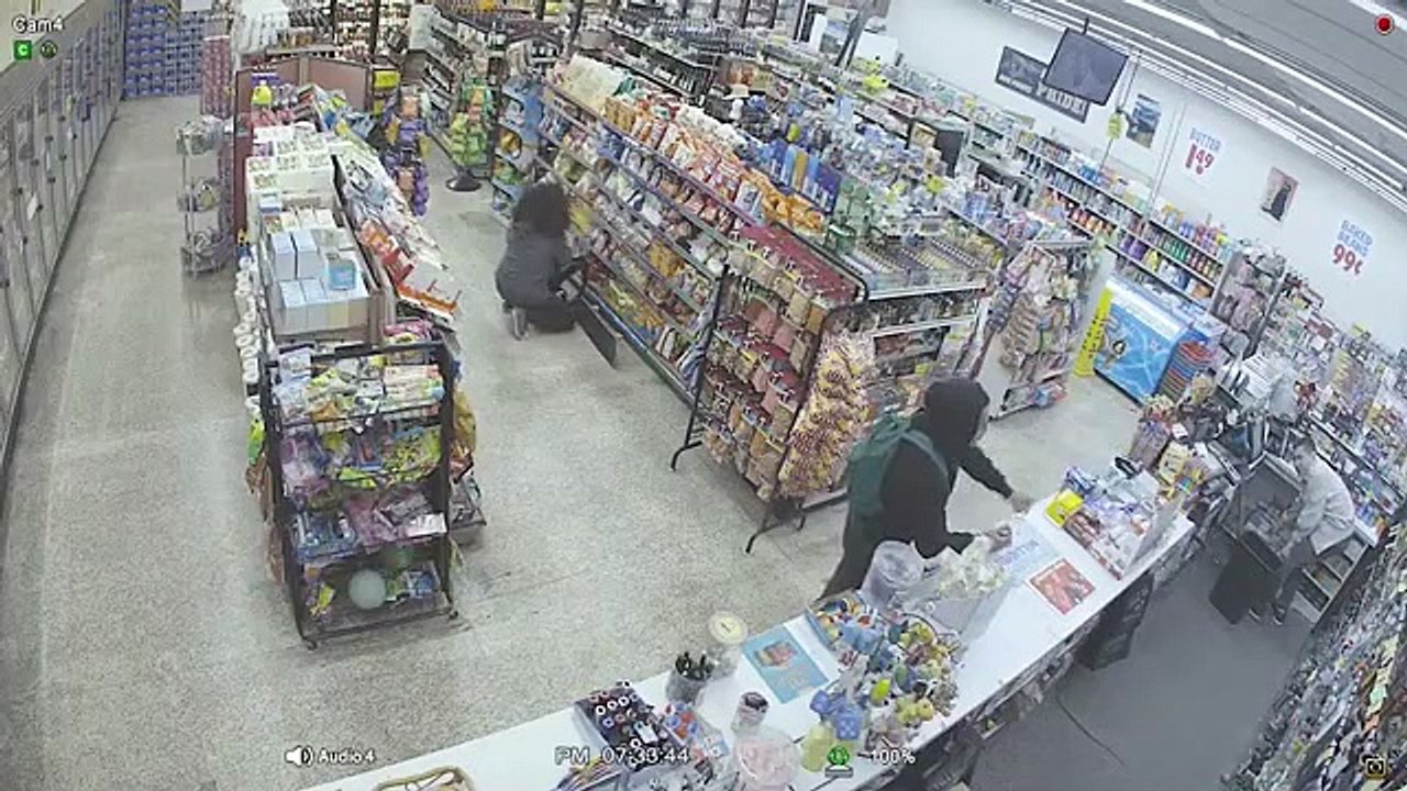 Deux hommes braquent un magasin et interviennent pour en stopper un troisième !