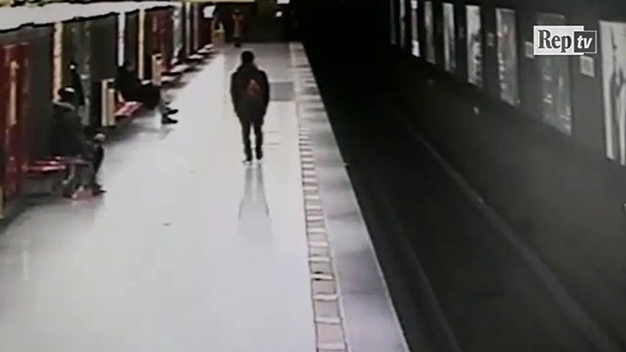 Il sauve un enfant qui est tombé sur les rails du métro !