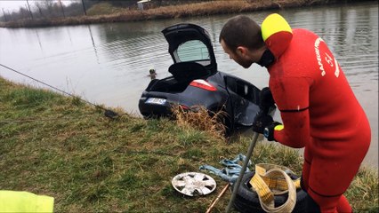 Voiture dans le canal : les pompiers aident le dépanneur à sortir le véhicule de l'eau