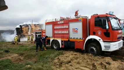 Çiftlik yangınında tonlarca saman ile iş makinesi kül oldu