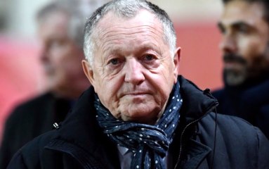 Arbitrage : Aulas tape du poing sur la table