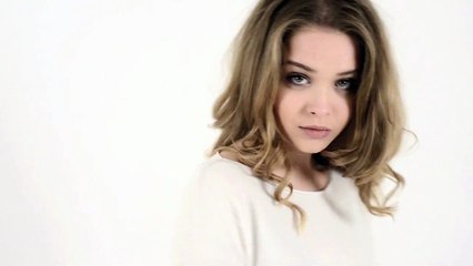 Мягкие трикотажные свитер с круглым вырезом, асимметричной длины.