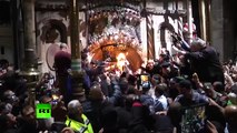 Les pèlerins chrétiens ont reçu la Flamme sacrée dans la Basilique du Saint-Sépulcre à Jérusalem