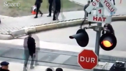 Tren altında kalmaktan son anda kurtarıldı
