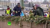 Des partisans de Boris Nemtsov ont déposé de nouvelles fleurs sur le lieu de son assassinat