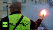 Paris : des manifestants prennent une tronçonneuse pour pénétrer un bâtiment officiel