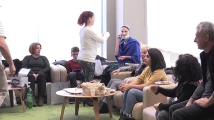 Kanserli Kadına Arkadaşları Hastanede Etkinlik Düzenledi