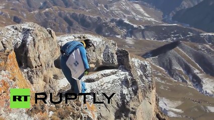 Un BASE jumper russe a réussi un saut de 3000 mètres en Ingouchie