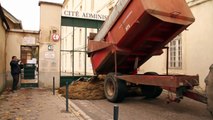 Des agriculteurs français ont encombré la mairie de Chartres avec du fumier