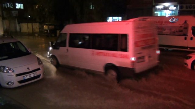 Kızıltepe'de sağanak yağış yolları göle çevirdi