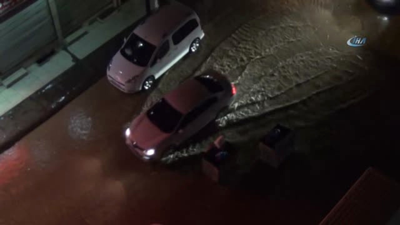 Kızıltepe'de Sağanak Yağış Yolları Göle Çevirdi