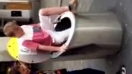 Ce jeune se cache dans une poubelle et se fait avaler... Fou
