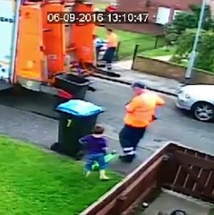 Video herunterladen: Ce gamin fan de camion poubelle voulait juste que les eboueurs vident sa petite poubelle mais regardez ce qui va se passer