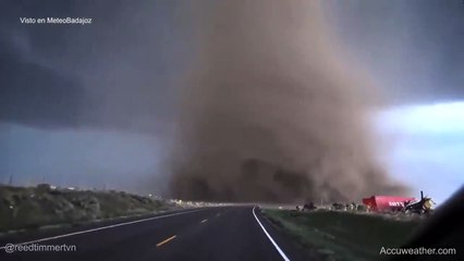 Il croise la route d'une tornade F4... Incroyable