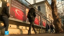القضاة الأتراك المُقالين يقومون بوقفة احتجاجية