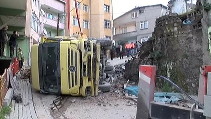 Kağıthane'de Hafriyat Kamyonu Devrildi, Faciadan Dönüldü
