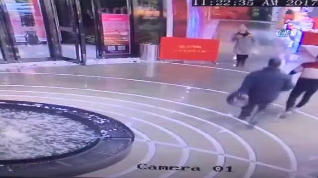 Yürürken Cep Telefonuyla Uğraşan Kadın Havuza Düştü