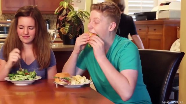 10 quy tắc ứng xử trên bàn ăn giúp bạn trở thành người lịch sự trong ngày Tết