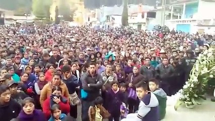 Oxchuc Chiapas Sepelio de tres indigenas caidos en la plaza central Oaxaca