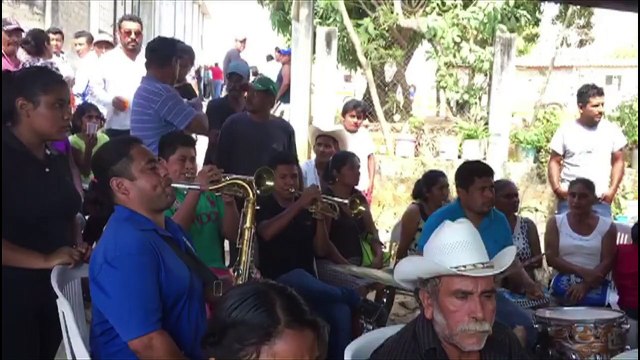 Familiares lloran 13 muertes por caída de helicóptero en México