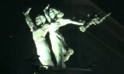 Rayakan Kemenangan, Jakmania Mandi di Kolam Bundaran HI