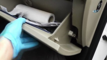 Otomobilin vites kolu boşluğundan 2 tabanca çıktı