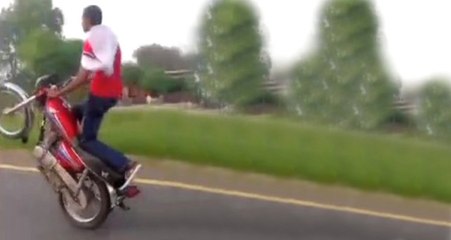 Trafikte Motosiklet Şovu Kötü Bitti, Yerlerde Yuvarlandı