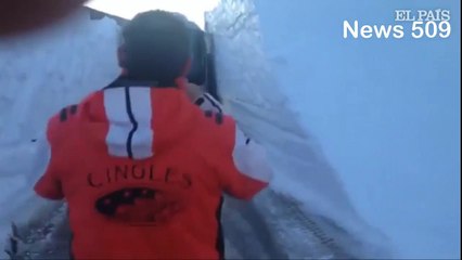 La maniobra de un autobús para pasar entre dos muros de nieve de cuatro metros