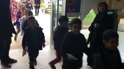 Minikler Afrin'e Mektup Göndermek İçin Sıraya Girdi