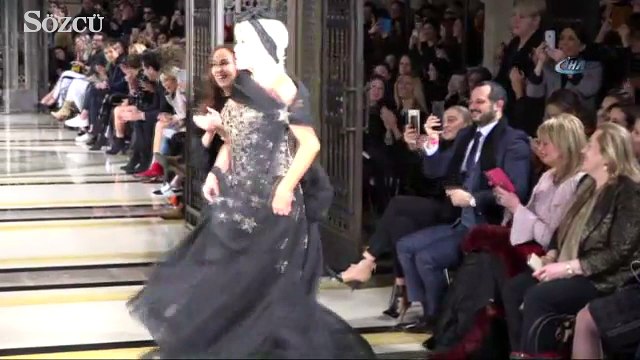 Londra Moda Haftası’nda Ajda Pekkan rüzgarı