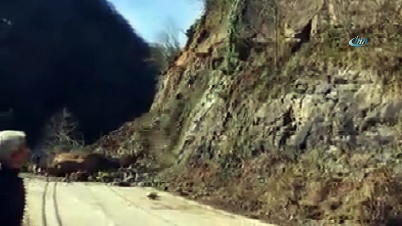 Rize’de yamaçtaki kaya parçasının yola düşmesi saniye saniye kameralara yansıdı