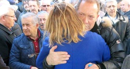 Ünlü Şarkıcı Sümer Ezgü'nün Acı Günü! Annesini Toprağa Verdi