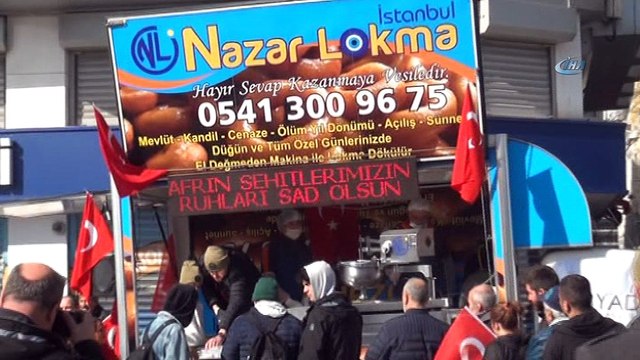 10 yaşındaki şehit kızı, Zeytin Dalı Harekatı'nda şehit olanlar için lokma dağıttı