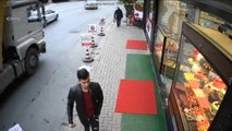 Zeytinburnu'nda Üniversite Öğrencisi Genç Kızı Adım Adım Takip Edip Apartmanda Saldıran Şüpheli...
