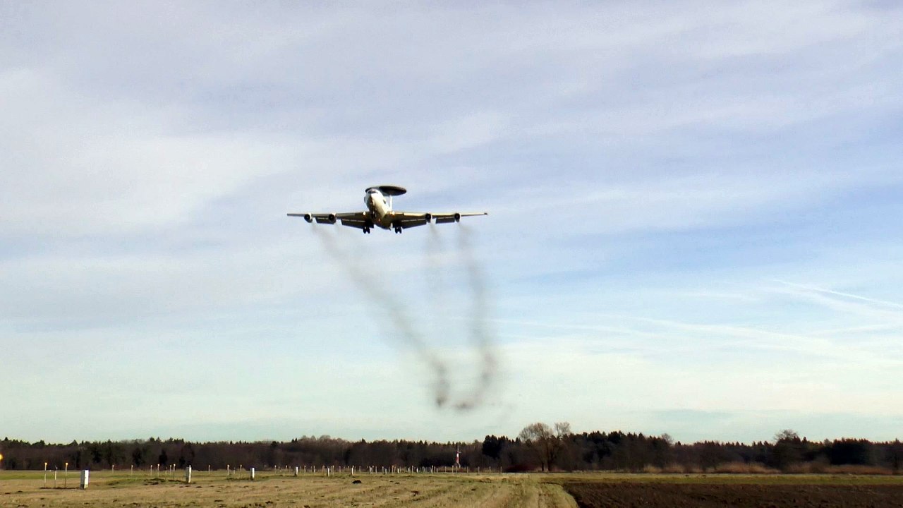 "Amazing smoking" AWACS E-3A "Loud Touch-and-Go" at ETSI-Manching Air Force Base (1080/50P) 25.01.2018