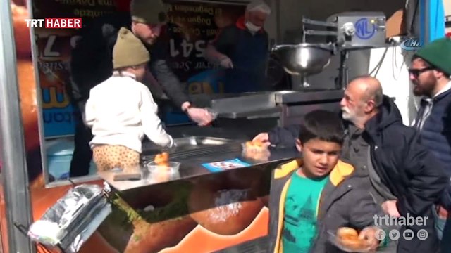 Şehit kızı, Afrin şehitleri için lokma dağıttı