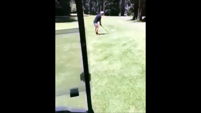 Ce débile roule sur son pote avec sa voiturette de golf !