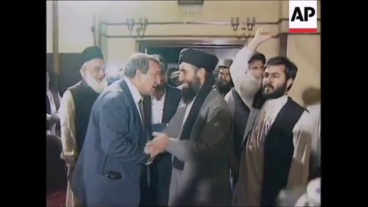 حکمتیار حین گرفتن مقام صدارت بریاست جمهوریی استاد برهان الدین ربانی