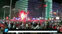 أتراك ينزلون إلى الشارع تلبية لدعوة أردوغان لرفض الانقلاب