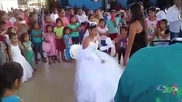 Los novios más tristes evitan el beso en una boda arreglada