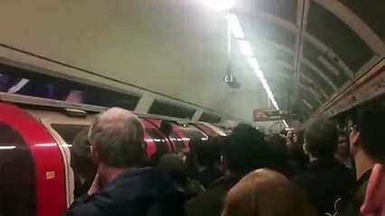Pasajero se queda con la cabeza entre las puertas del metro