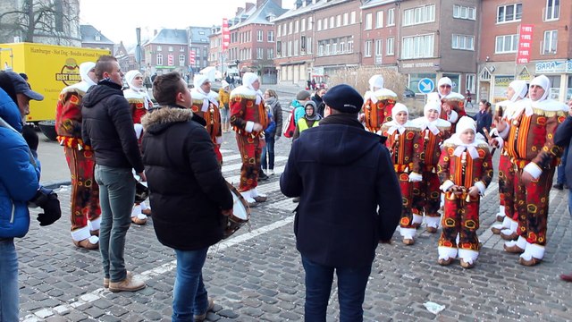 Dimanche du Caranaval de Nivelles : les premiers Gilles sur la Grand-Place