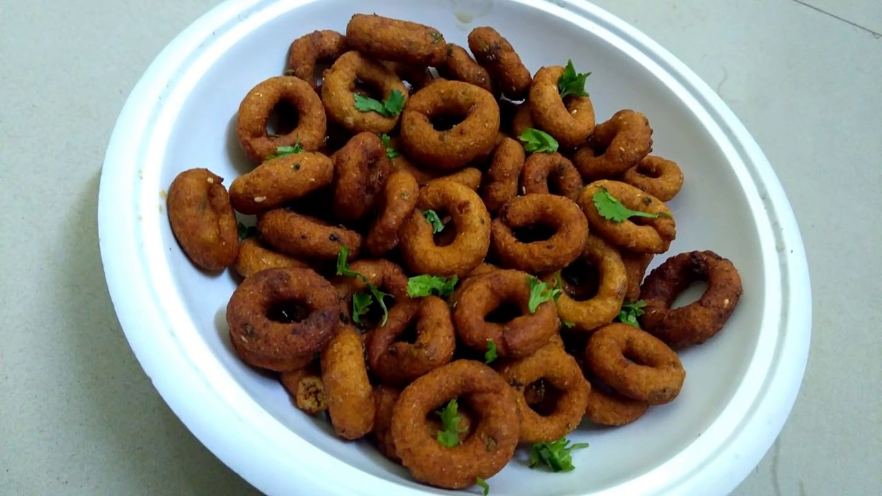 बनाइये गेहूं के आटे से ऐसा टेस्टी और क्रिस्पी नाश्ता जो सबको भा  जाये | Crispy Rings