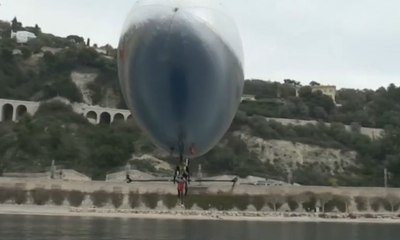 Pria Ini Uji Coba Balon Terbang Bertenaga Pedal Buatannya