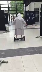 Quién dijo que las monjas no podían ir en hoverboard