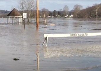 下载视频: Pomeroy Roads Under Water After Ohio River Floods